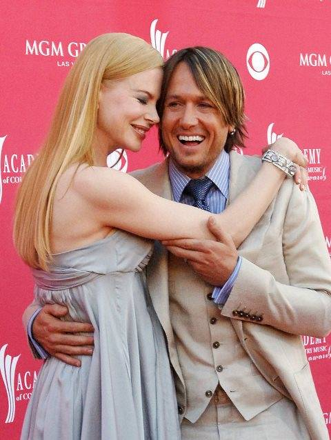 May-2008-Nicole-wrapped-her-arms-around-Keith-ACM-Awards