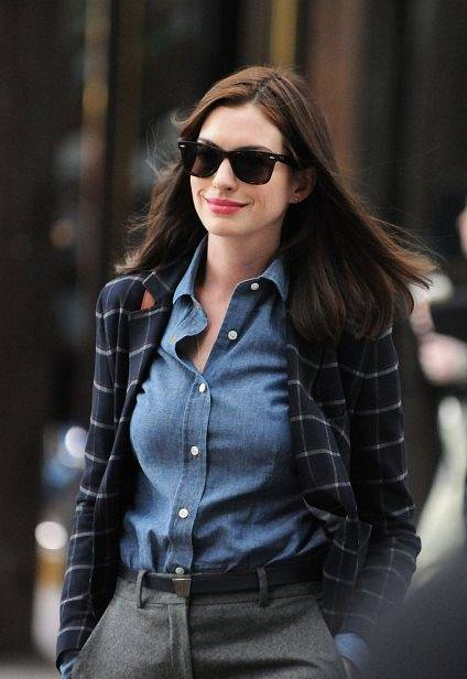 Anne-Hathaway-filmed-Intern-NYC-Wednesday