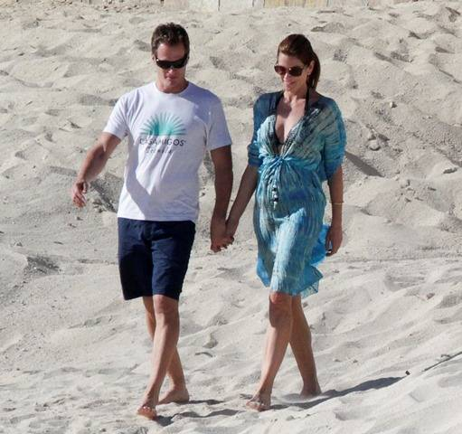 Cindy Crawford and Rande Gerber enjoying a romantic evening at his home in Los Cabos  Mexico  P Pictured  Cindy Crawford and Rande Gerber P  B Ref  SPL672621  231213    B  BR  Picture by  Clasos com mx   Splash News BR    P  P  B Splash News and Pictures 