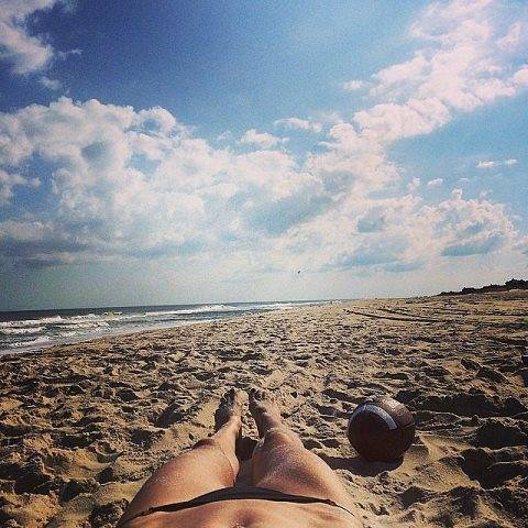 Heidi-Klum-relaxed-beach