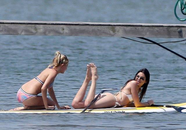 Kendall-Jenner-wore-bikini-while-paddleboarding-friend