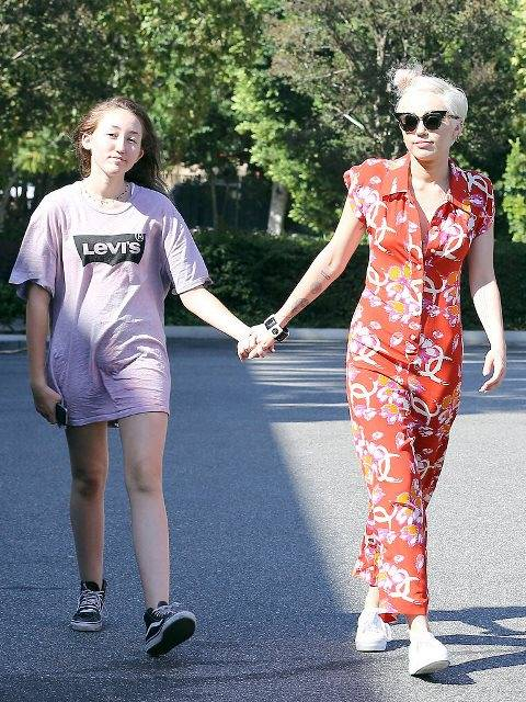 Miley-Cyrus-her-sister-Noah-Cyrus-shopped-LA-Sunday
