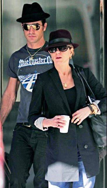 1329940759 jennifer-aniston-justin-theroux-lg