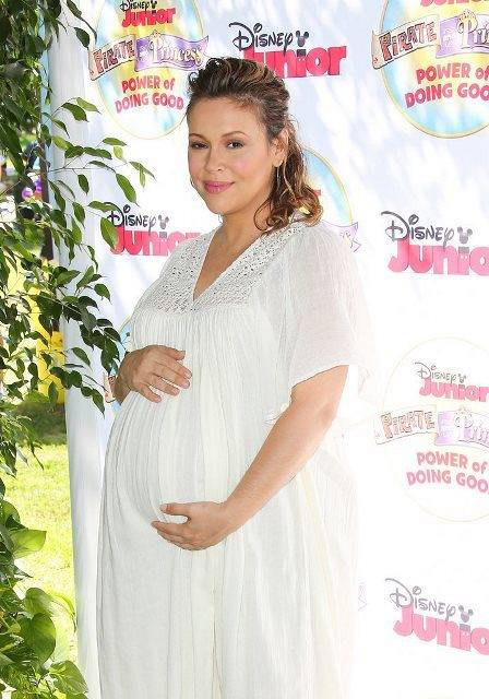 Alyssa-Milano-positively-glowed-while-holding-her-baby-bump-Disney