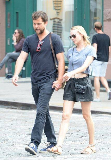 Joshua-Jackson-Diane-Kruger-held-hands-Friday-stroll