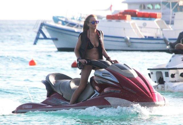 Lindsay-Lohan-spent-her-Monday-riding-Jet-Ski-Greece