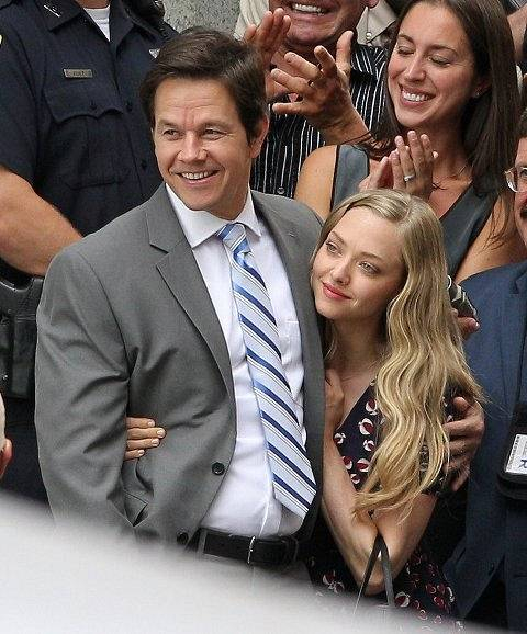 Tuesday-Mark-Wahlberg-Amanda-Seyfried-cuddled-up