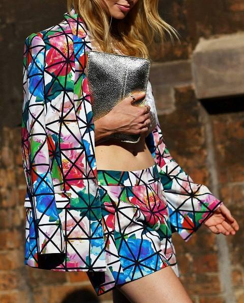 STREET-STYLE-OVERSIZED-FLORAL-PRINTS-SHORTS-SUIT-GRAPHIC-PRINT-LINES-OVER-FLORAL-PRINT-JACKET-AND-SHORTS-SILVER-METALLIC-CLUTCH-BAG-THUMB-RING-SYDNEY-AUSTRALIAN-FASHION-WEEK-HIL-OH-VOGUE-MAGAZINE-828x1024