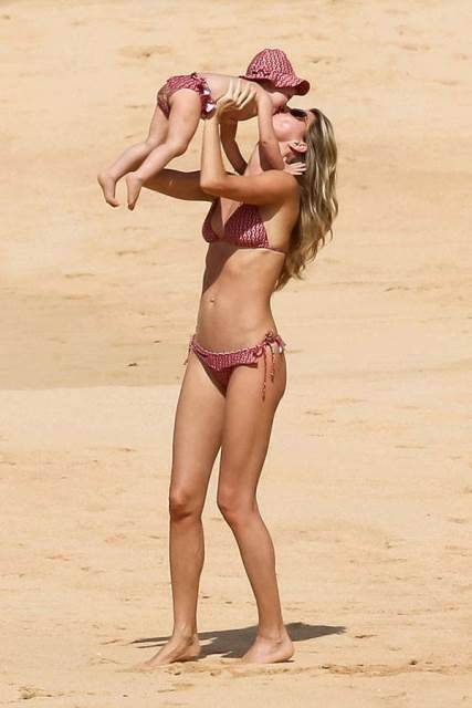 EXCLUSIVE    NO WEB UNTIL 5AM GMT APRIL 8TH   Gisele Bundchen shows off her amazing body as she spends time with her children on the beach in Brazil