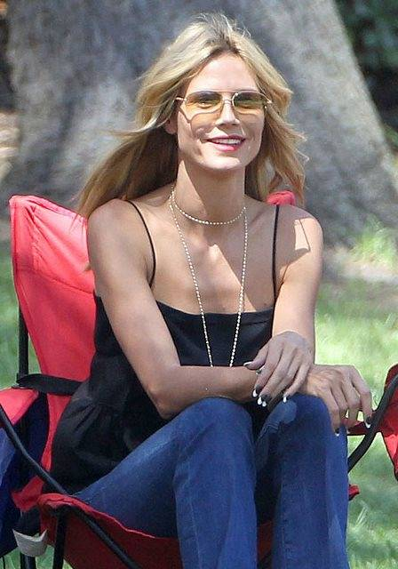 Heidi-Klum-all-smiles-sideline-while-her-kids-played
