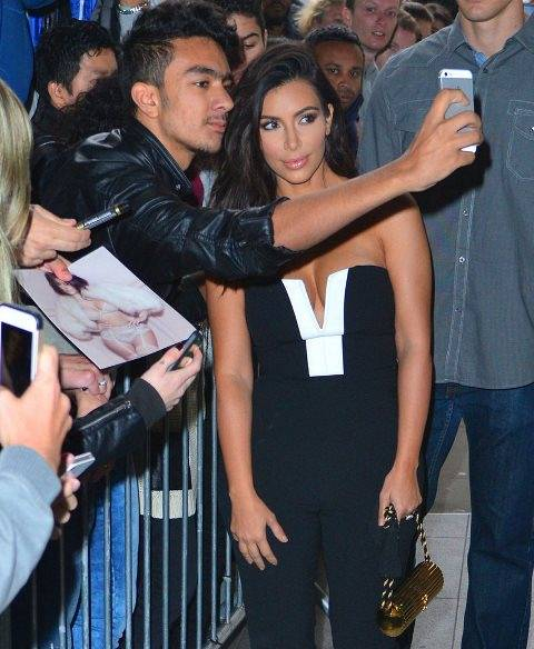 Kim-Kardashian-took-selfie-fan-London-Wednesday