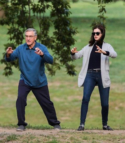 Robert-De-Niro-Anne-Hathaway-had-fun-tai-chi-moves