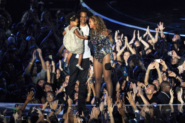Beyonce-Knowles-3-VMAs-2-Vogue-26Aug14-PA b 1080x720