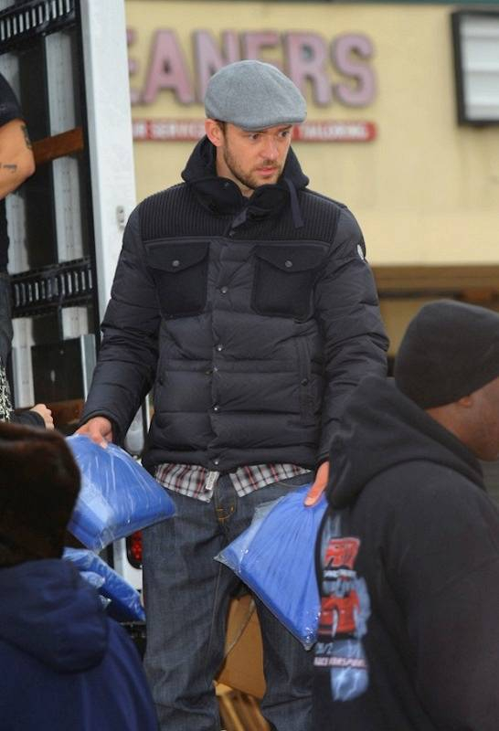 New York - November 10  2012  Jessica Biel and Justin TImberlake take donations to victims hurricane Sandy in Rockways  NY  Mandatory Credit  Jayme Oak INFphoto com  Ref   infusny-228 sp 