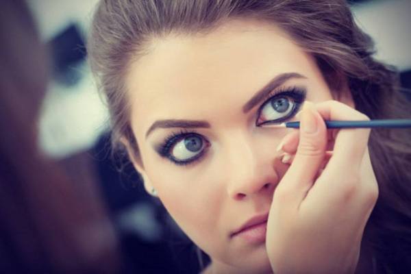 Make-up-artist-applying-liquid-eyeliner-with-brush