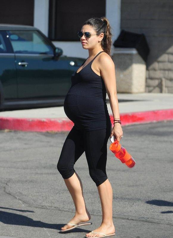 Pregnant-Mila-Kunis-Goes-Prenatal-Yoga-Class