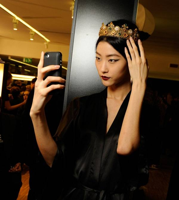 dolce-and-gabbana-womenswear-collection-FW-2014-fashion-show-backstage-photogallery-selfie