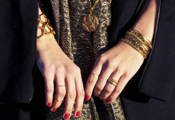 gold-street-style-outfit-inspiration- gold double band chain ring
