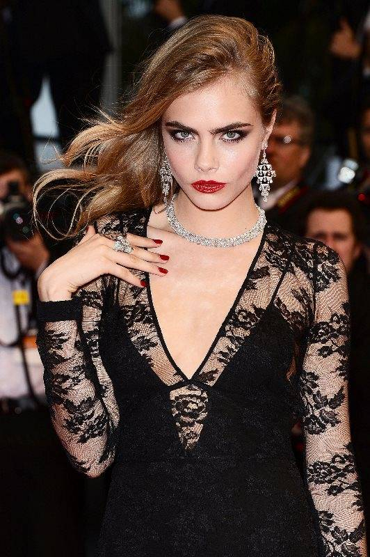 Cara-Delevingne-matched-her-deep-red-lipstick-brick-red-nail