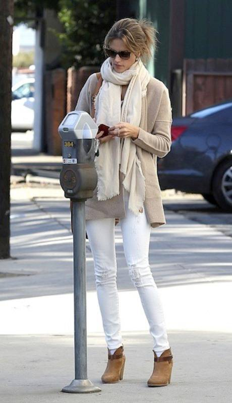 Alessandra Ambrosio arrives at a medical building in Santa Monica n nFeaturing  Alessandra Ambrosio nWhere  Los Angeles  California  United States nWhen  10 Dec 2013 nCredit  WENN com