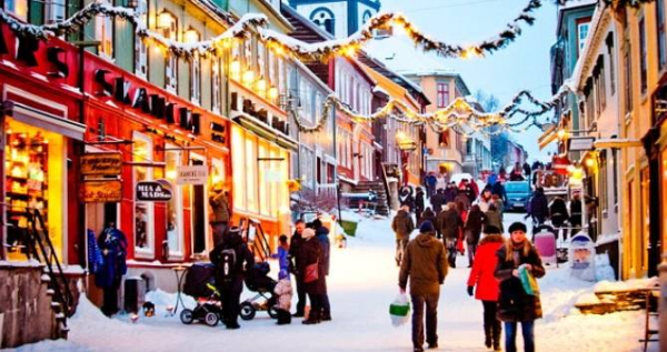 Christmas-shopping-at-Roros-Norway 740