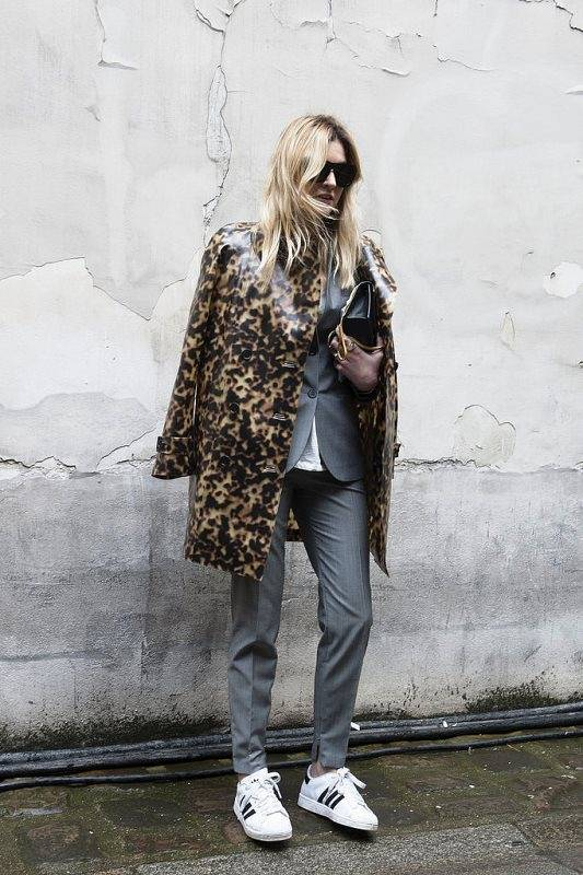 Paris-showgoer-edged-up-her-normcore-look-leopard-print
