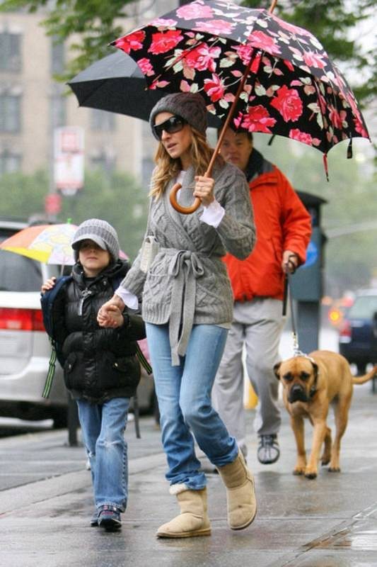 Sarah Jessica Parker braves rain floral umbrella B9qOdy 4A6Ql