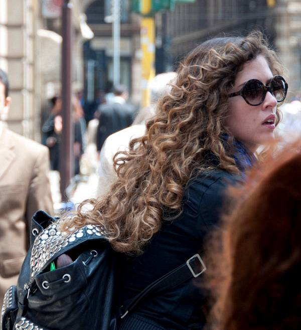 Street-style-hair-big-curls-in-Milan