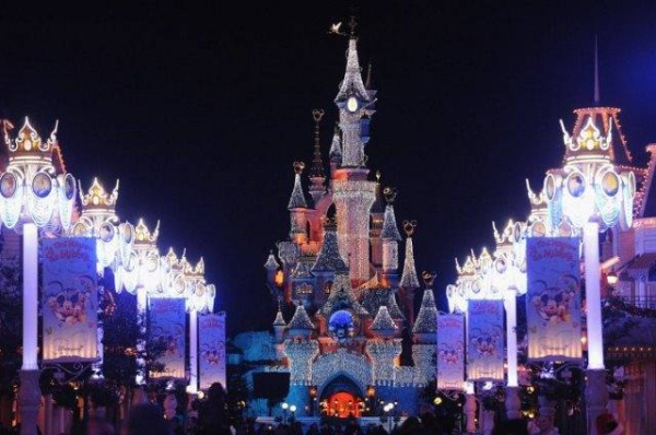 disneylandaparisxmas09 francoisdurandgetty-718x477