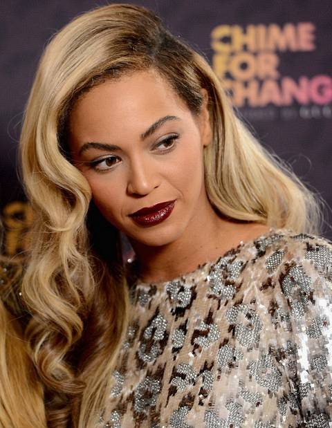 Beyonce-Hairstyles-Retro-chic-Long-Side-parted-Haristyle