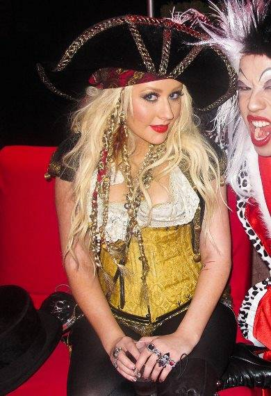 Christina-Aguilera-sexy-pirate-