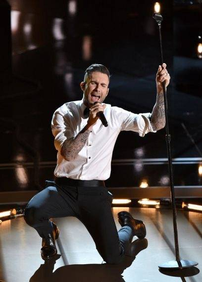 adam-levine-performing-at-the-2015-oscars