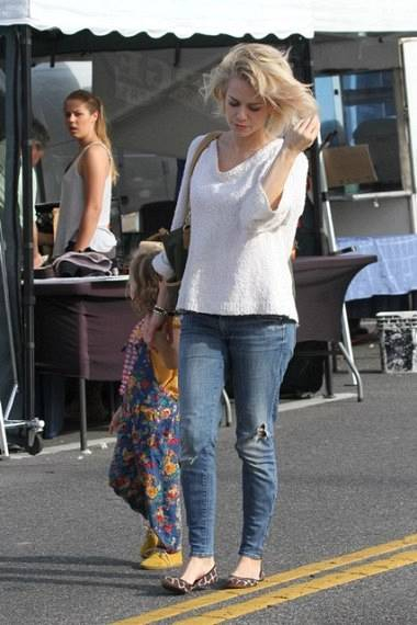 UK CLIENTS MUST CREDIT AKM-GSI ONLY BR Former One Tree Hill actress Bethany Joy Lenz enjoys family day in Studio City as she hangs out with her boyfriend and daughter in Studio City The pretty actress rocked a short blonde bob as she chatted with