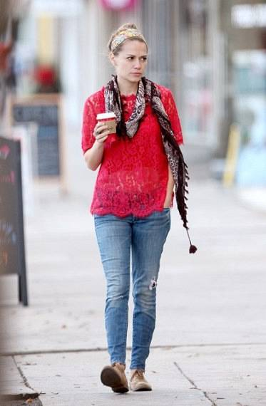 EXCLUSIVE Bethany Joy Lenz does some shopping with her 3-year-old daughter Maria and boyfriend Wes Ramsey in LA NO DAILY MAIL ONLINE 