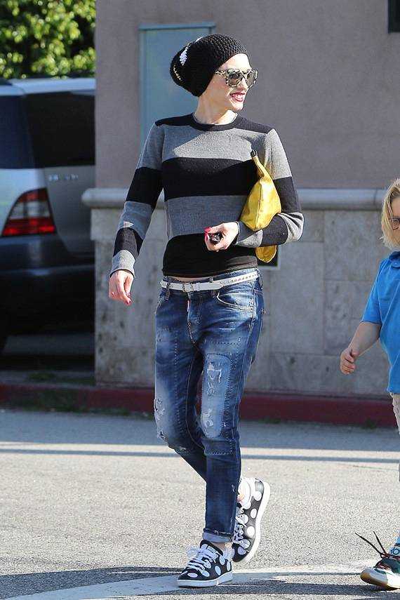 UK CLIENTS MUST CREDIT  AKM-GSI ONLY BR    rEXCLUSIVE  Singer  Gwen Stefani  proved her fashion skills when she successfully mixed polka-dots and stripes when going to a business meeting in Ventura  She was seen walking with her son Zuma and a nanny in a 