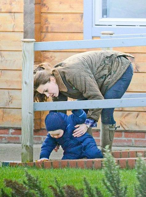 Kate-Middleton-Prince-George-Petting-Zoo-Pictures  1 