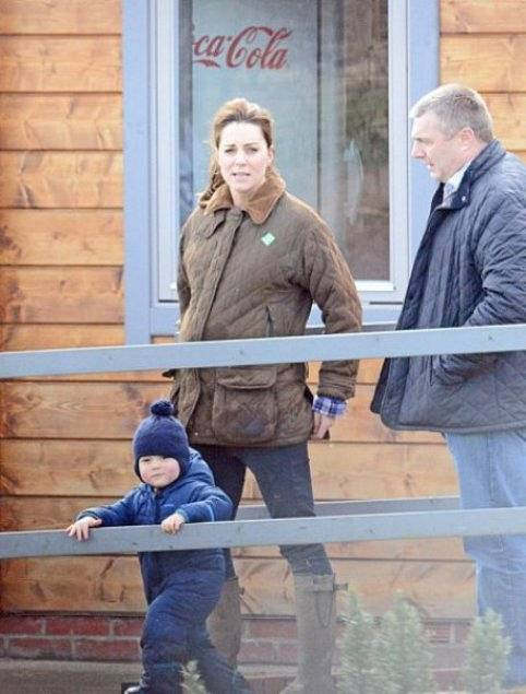 Kate-Middleton-Prince-George-Petting-Zoo-Pictures  10 