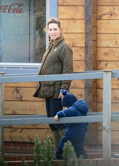 Kate-Middleton-Prince-George-Petting-Zoo-Pictures  6 