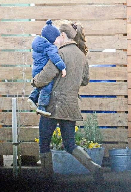 Kate-Middleton-Prince-George-Petting-Zoo-Pictures  8 