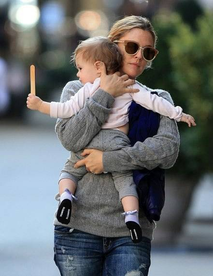 Drew Barrymore takes baby Olive for a walk in NYC n P nPictured Drew Barrymore Olive Kopelman n B Ref SPL616247 200913 B BR nPicture by Jackson Lee Splash News BR n P P n B Splash News and Pictures B BR nLos Angeles 310-821-2666