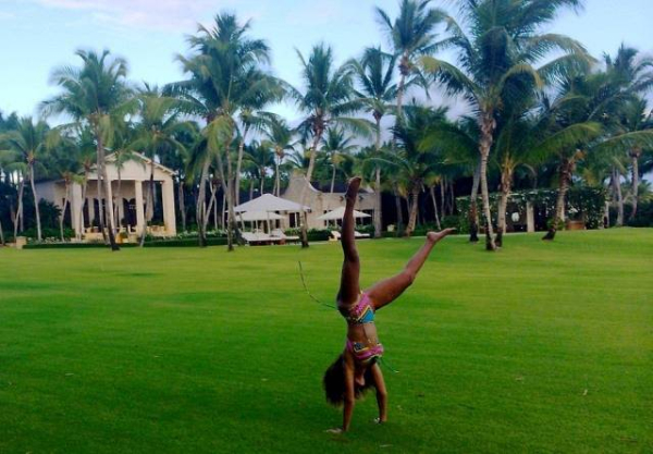 Beyonc  -did-cartwheel-her-bikini-during-vacation-abroad