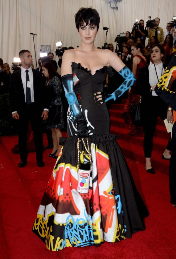 Οι εκκεντρικές εμφανίσεις της Katy Perry με Moschino