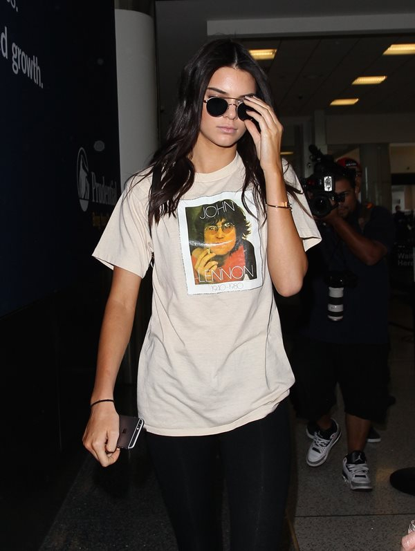  BR   Kendall Jenner wears a shirt with a portrait of John Lennon at LAX Airport  Los Angeles  CA  P Pictured  Kendall Jenner B Ref  SPL1100704  110815    B  BR   Picture by  INFphoto com BR     P  P 