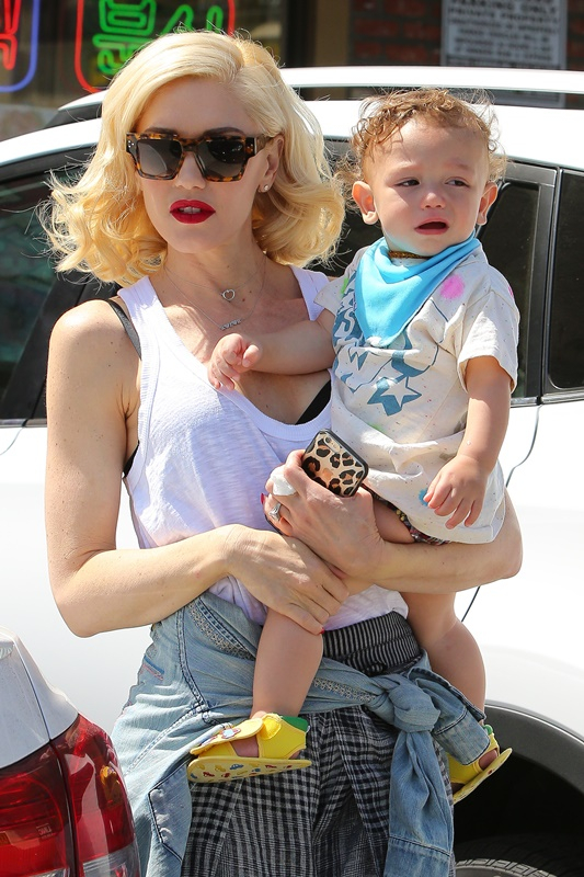 UK CLIENTS MUST CREDIT  AKM-GSI ONLY BR    rGwen Stefani and baby Apollo Bowie start off their busy week with a pit stop at Jesun Acupuncture in Los Angeles  CA  Gwen kept her little one close to her heart and wore a white tank tee with plaid harem pants 