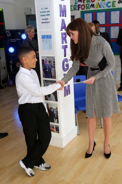 Kate-Middleton-Children-Center-London-September-2015 3 
