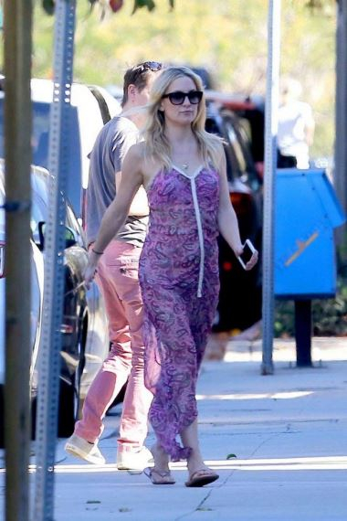 kate-hudson-style-out-in-brentwood-january-2015 1