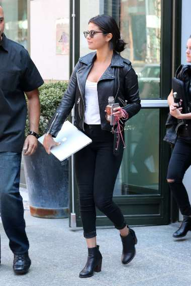 Selena-Gomez-in-Tights--02
