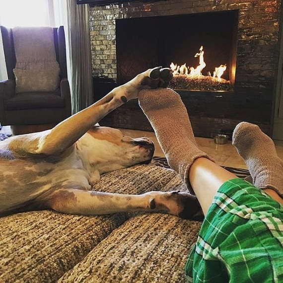 Kaley-Cuoco-cozied-up-fire-her-dog