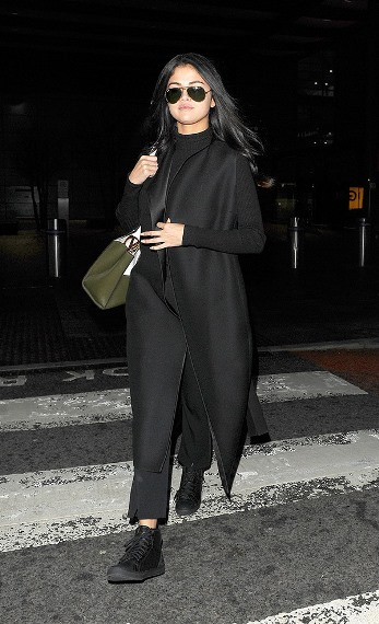 selena-gomez-heathrow-airport 12-11-2015