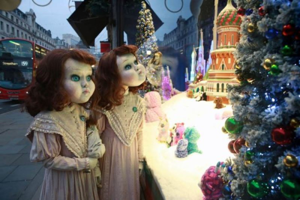 Two-life-size-Victorian-style-dolls-shocked-Londoners-this-morning  1 